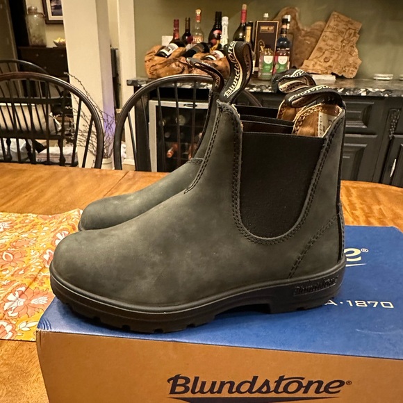 BLUNDSTONE unisex #585 Classic Chelsea Boots in Rustic Black - Picture 4 of 16
